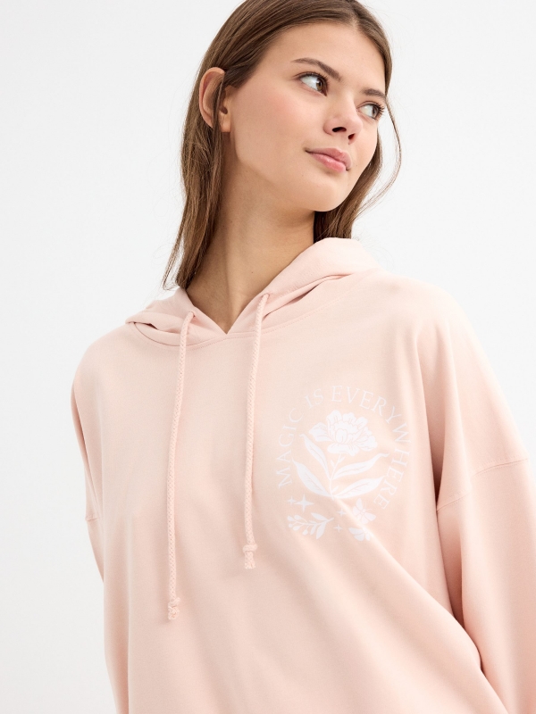 Sudadera canguro con print rosa claro vista detalle