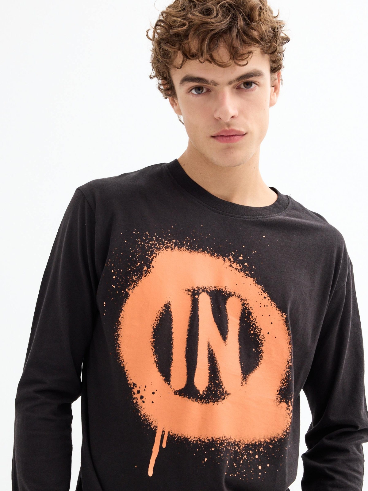  T-shirt com graffiti INSIDE preto