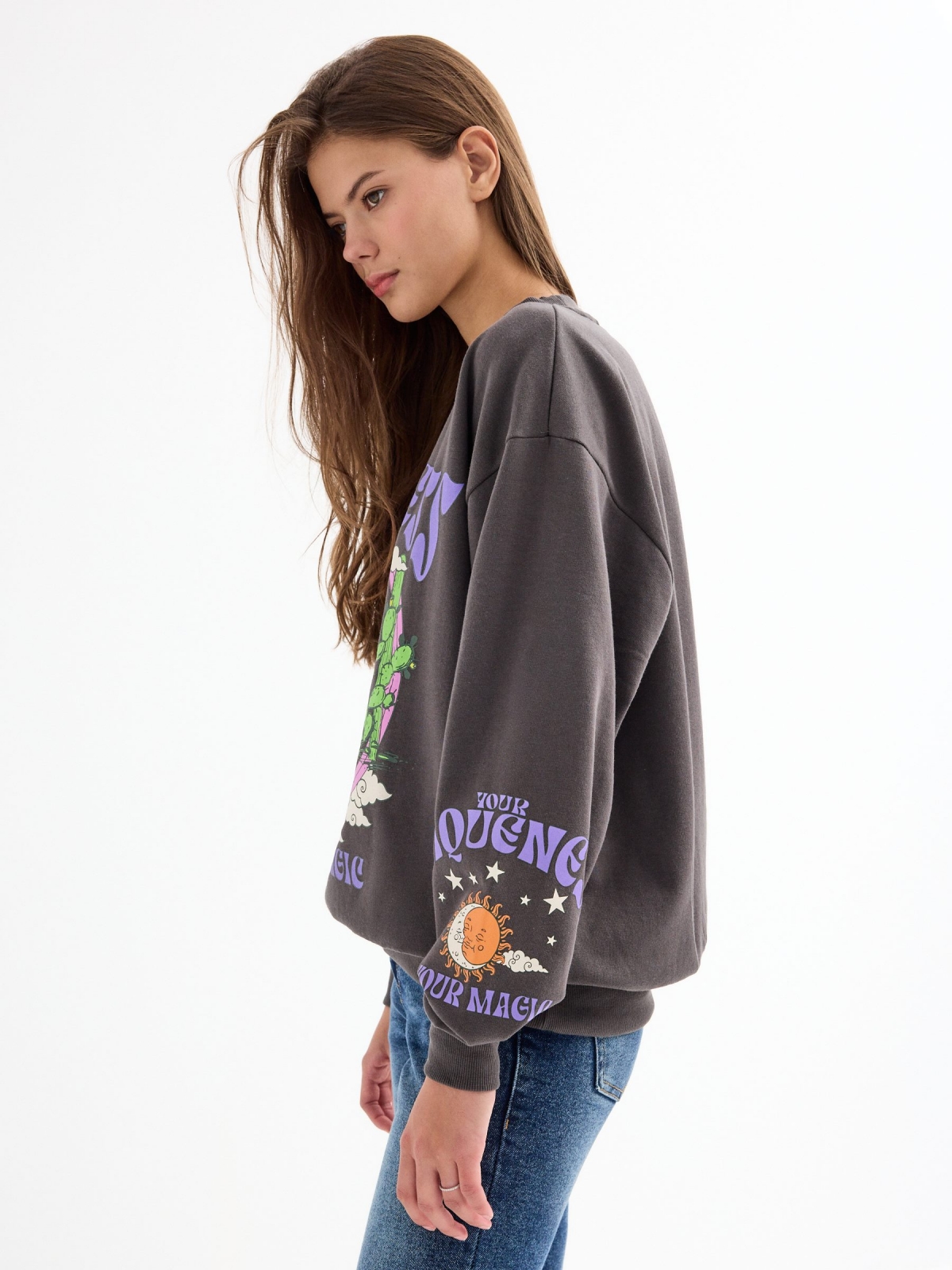 Sweatshirt oversized Uniqueness cinza escuro vista detalhe