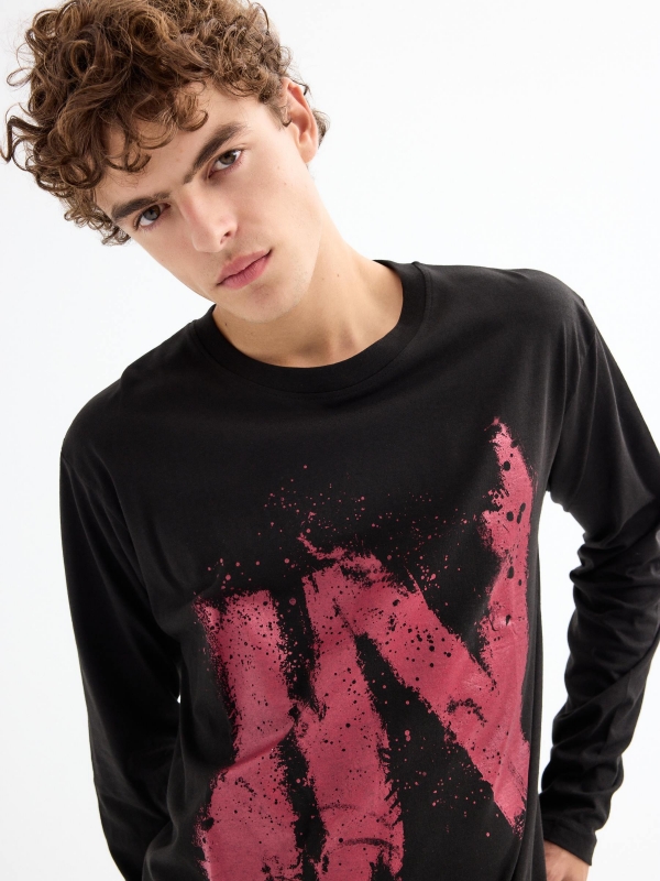  T-shirt IN preto