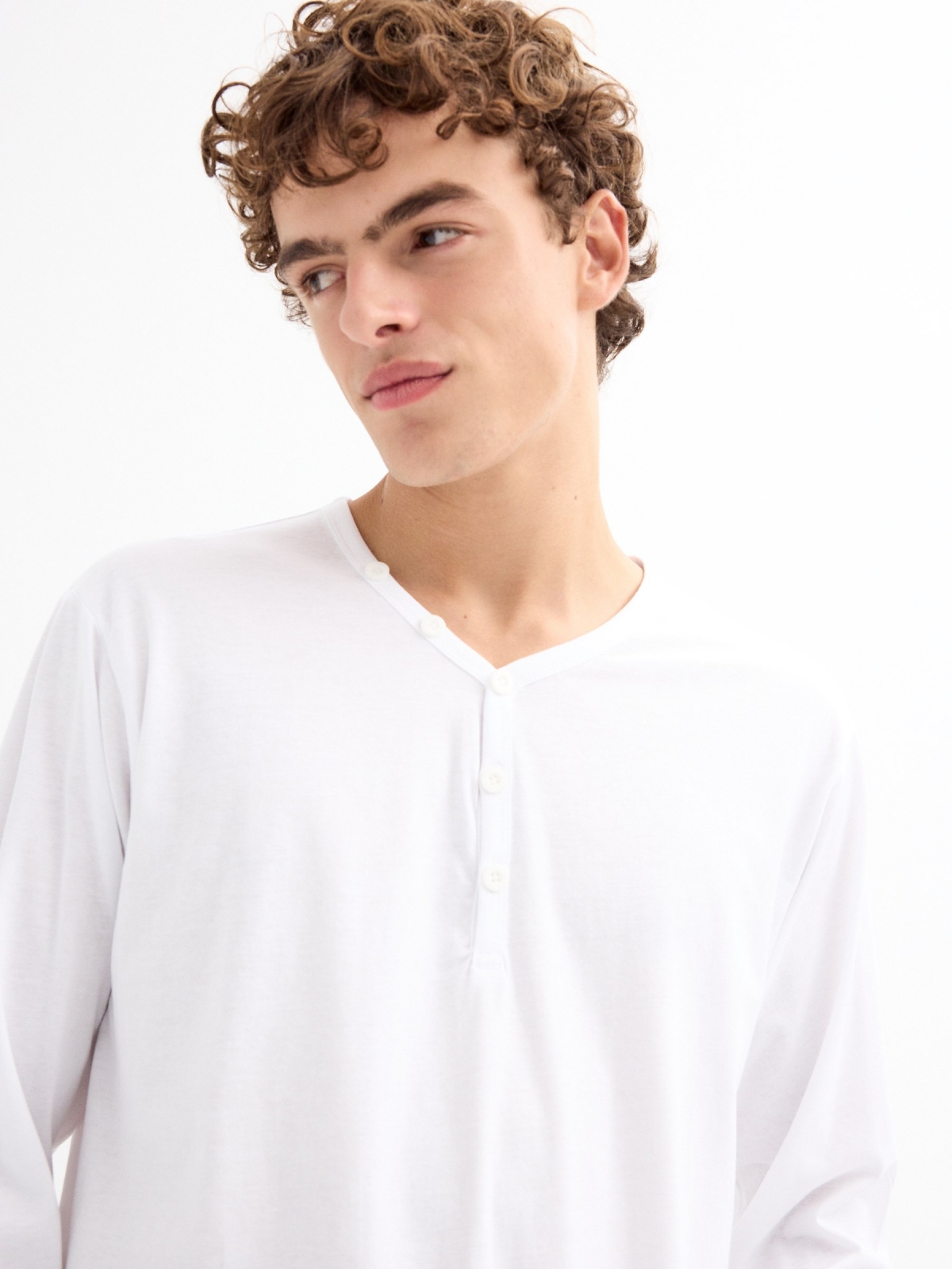  Long sleeve t-shirt with baker's collar white