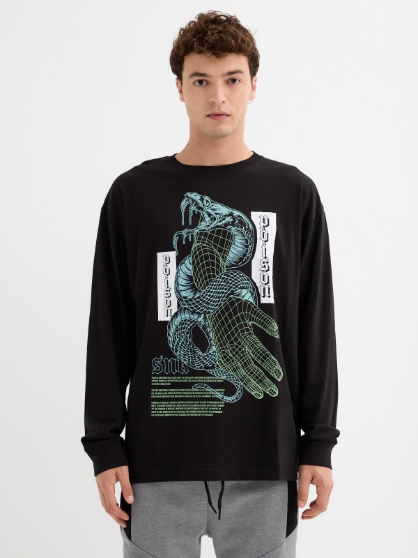 T-shirt oversized com print serpente preto vista meia frontal