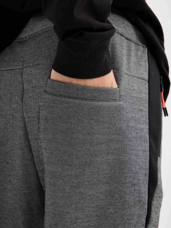 Pantalón jogger gris combinado plomo vista detalle