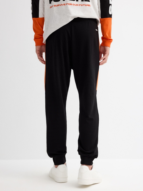 Pantalón jogger negro vista media trasera