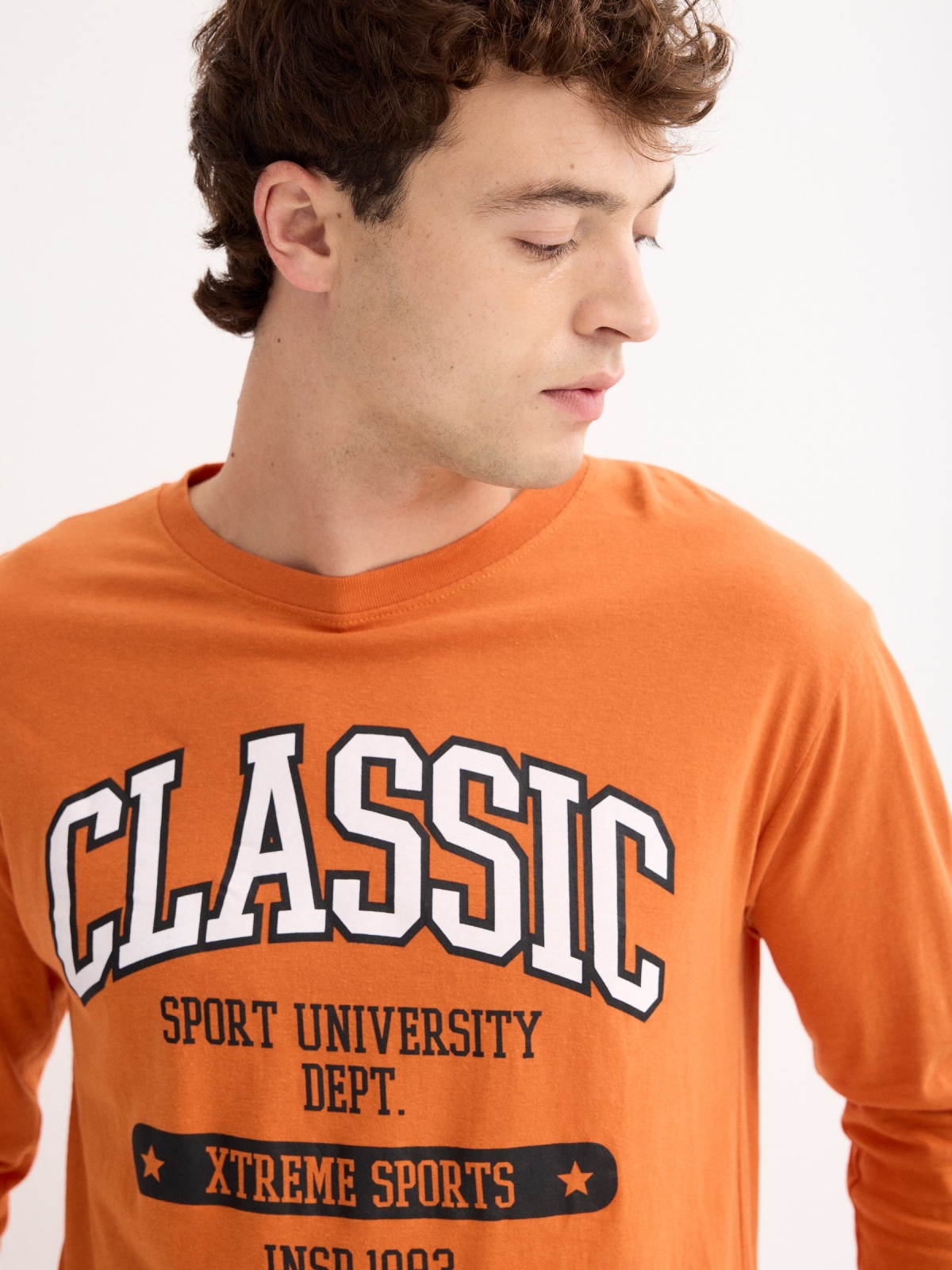 Camiseta estampado University naranja vista detalle