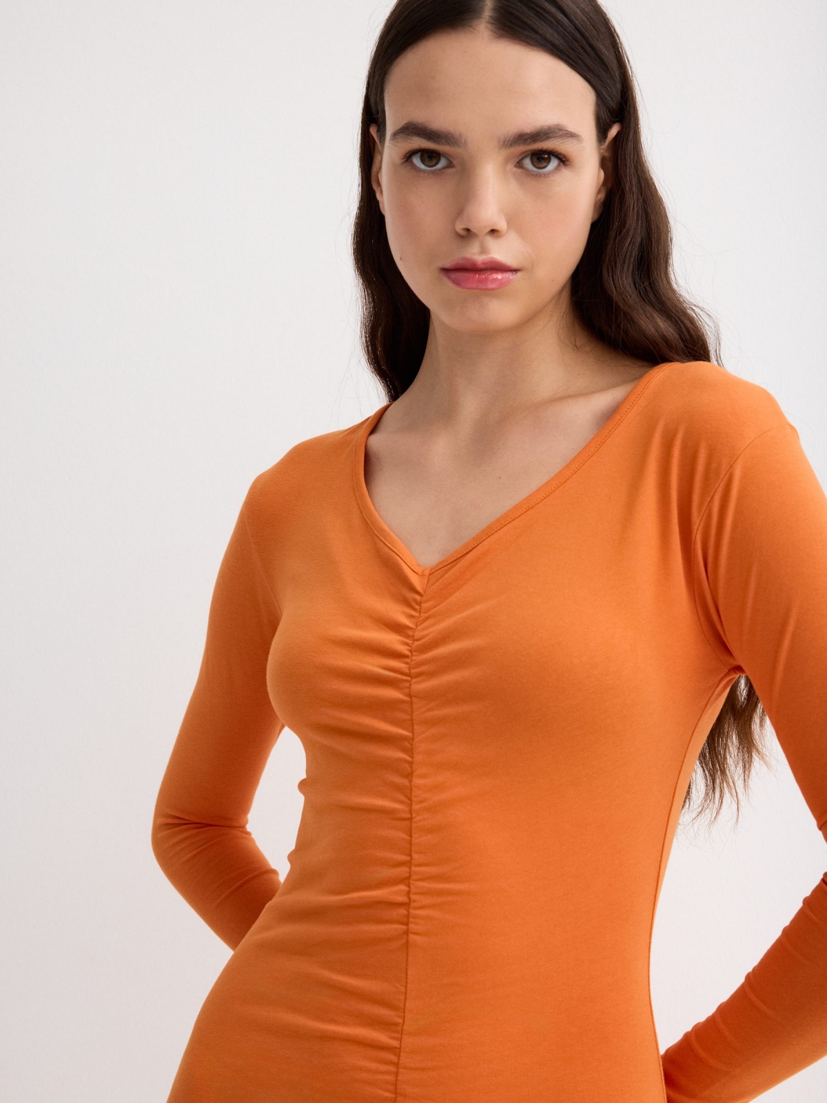 Mini-vestido cor-de-laranja com rufos laranja vista detalhe frontal