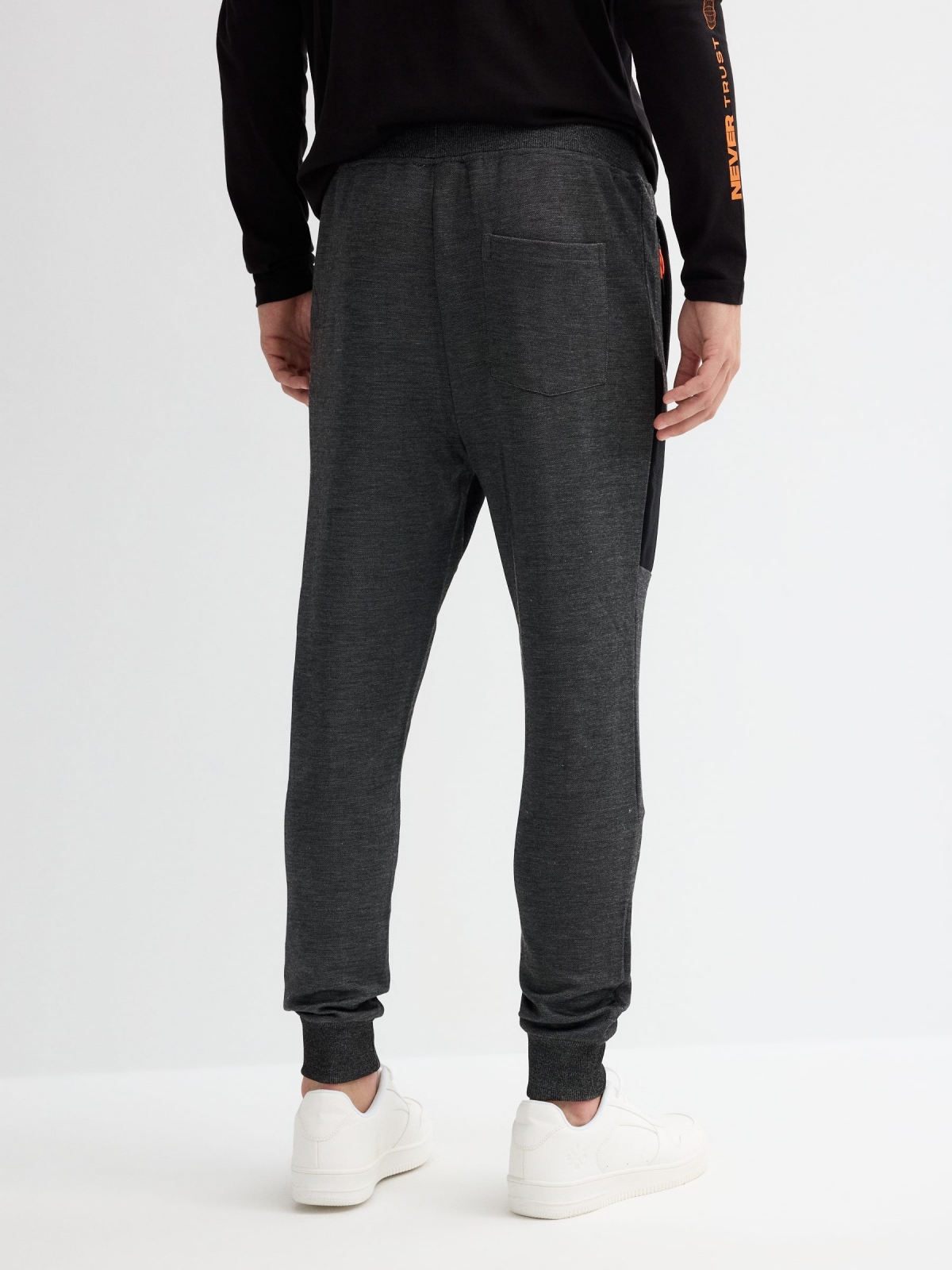 Pantalón jogger negro vista media trasera