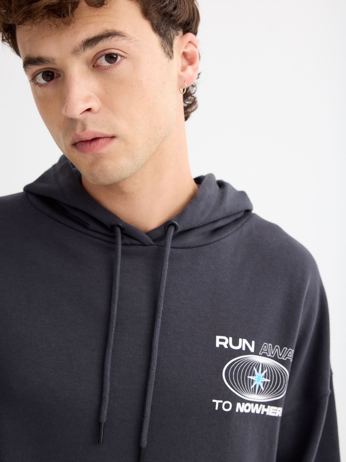 Sudadera Run Away To Nowhere gris oscuro vista detalle