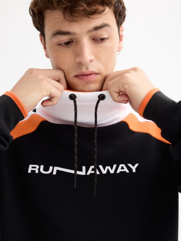 Sudadera Runaway negro vista detalle