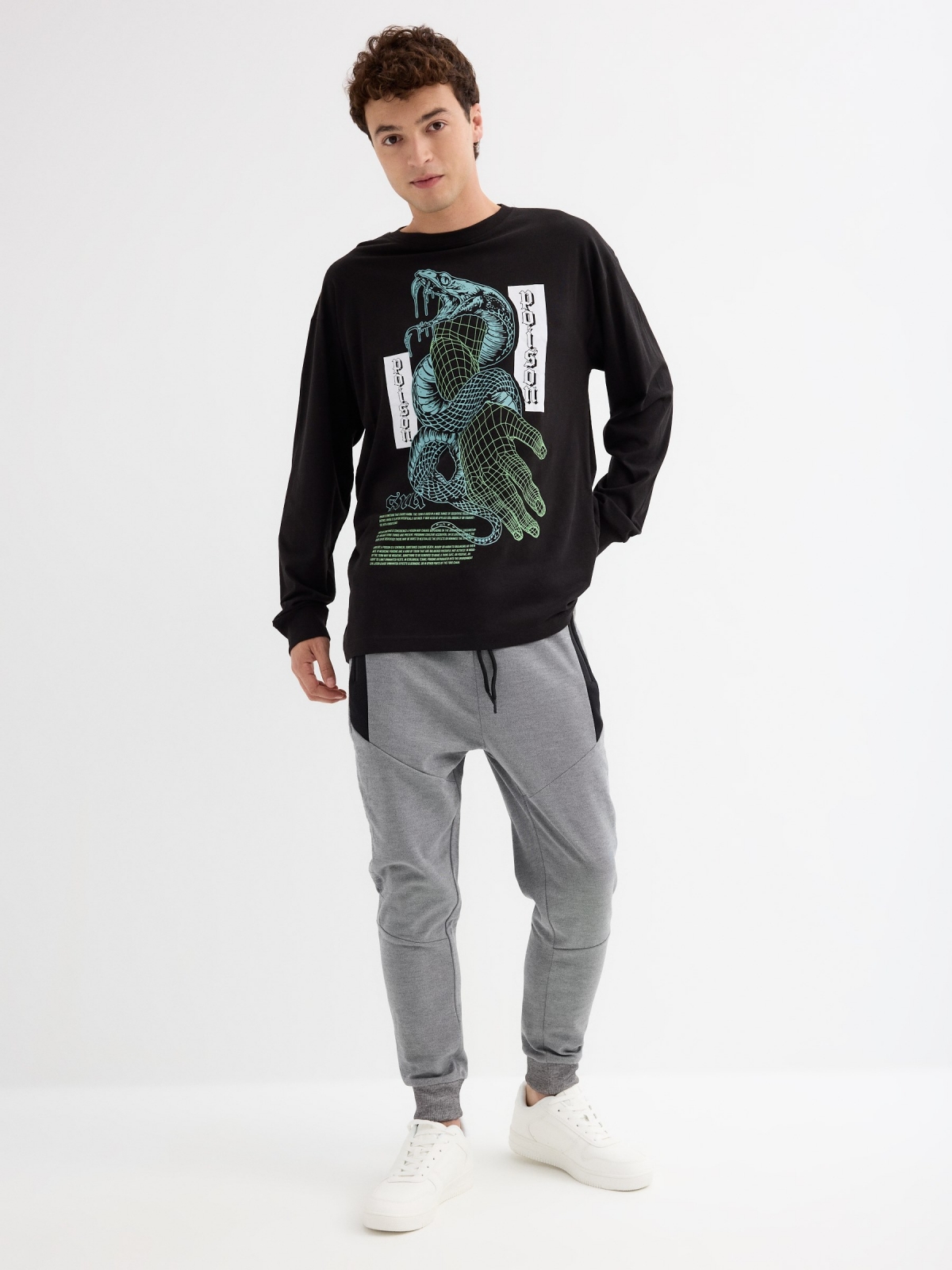 T-shirt oversized com print serpente preto vista geral frontal