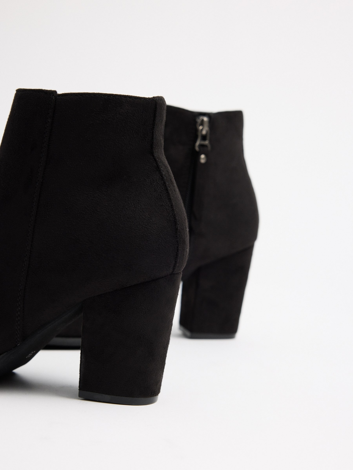 Basic ankle boots with wide heel black detail view