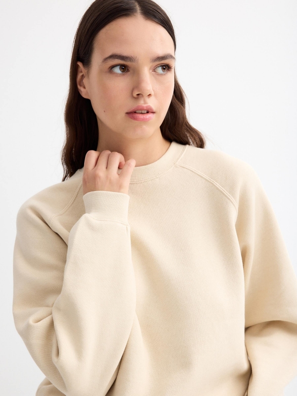 Sweatshirt round neck sand detail view