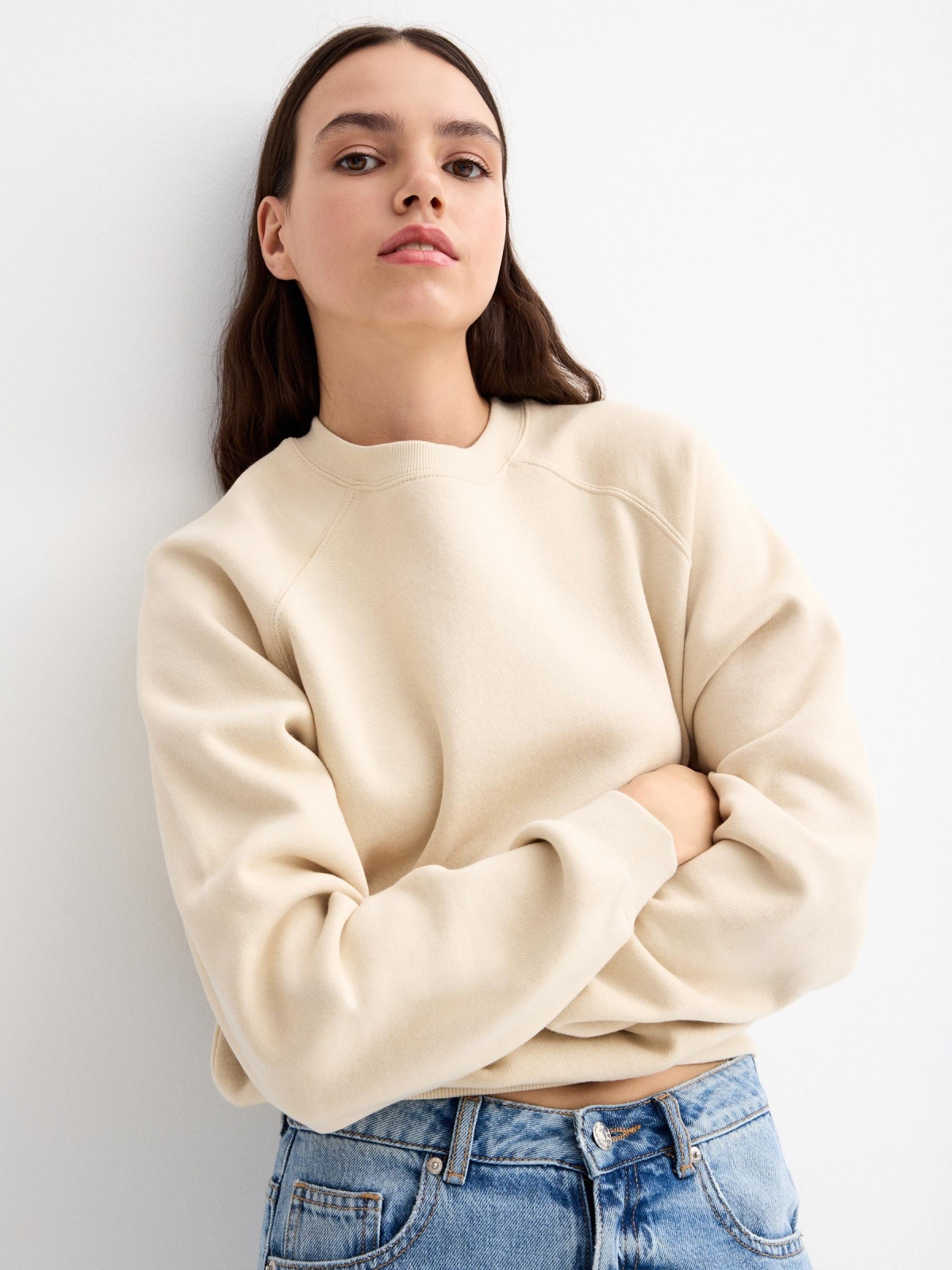 Sweatshirt round neck sand detail view