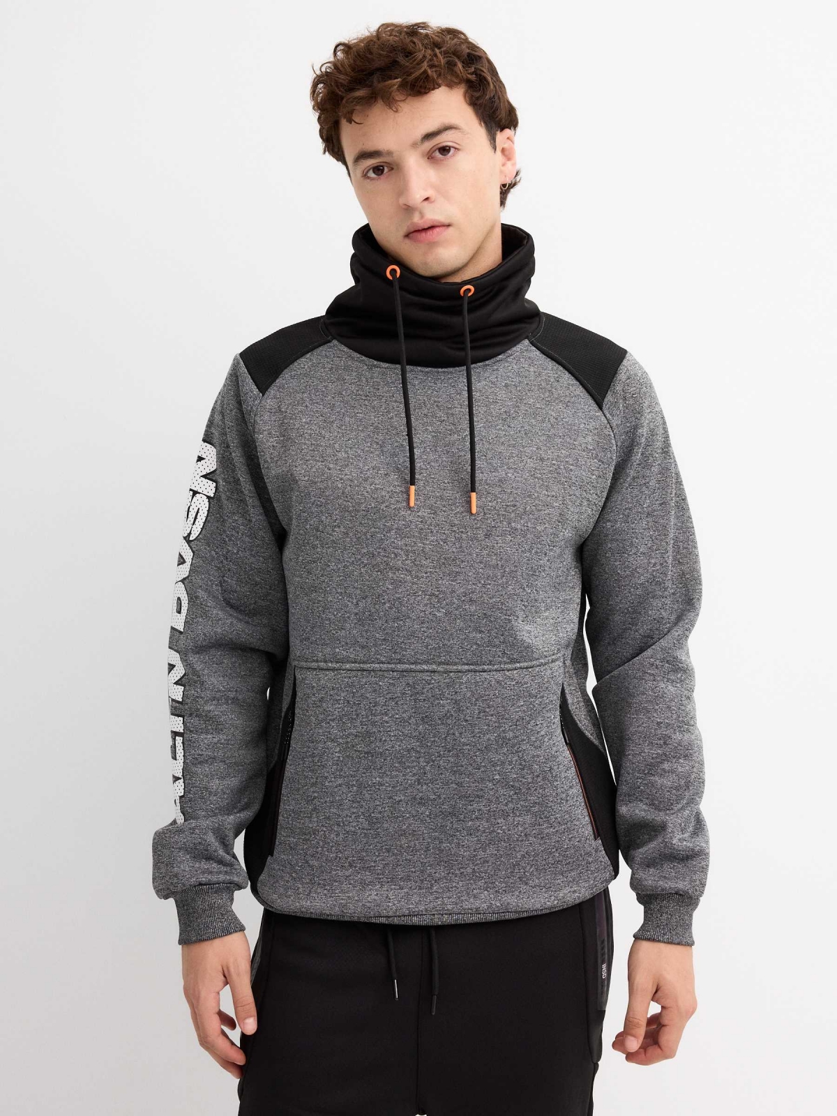 Sweatshirt com texto e gola alta cinza vista meia frontal