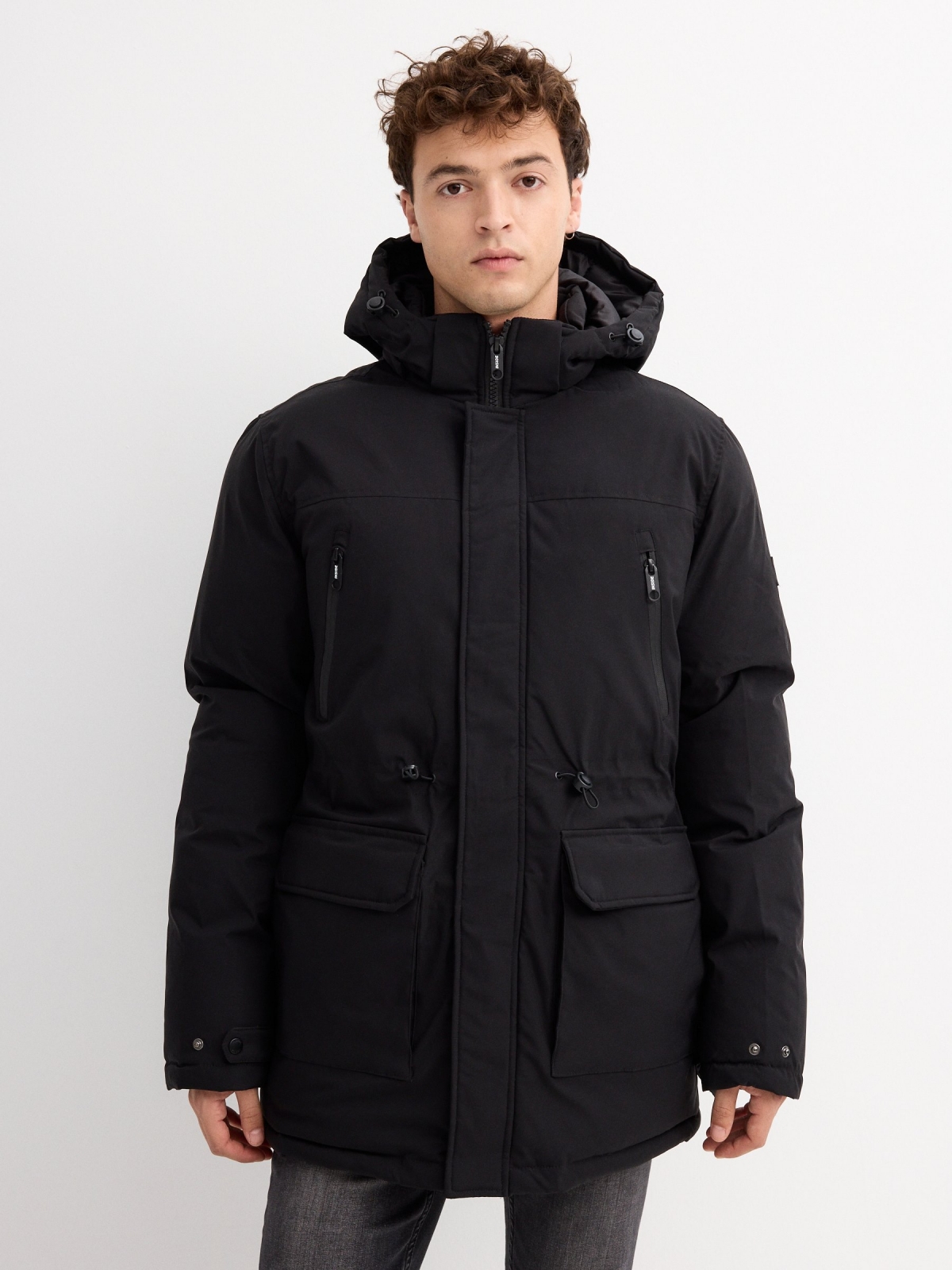 Parka com capuz preto vista meia frontal