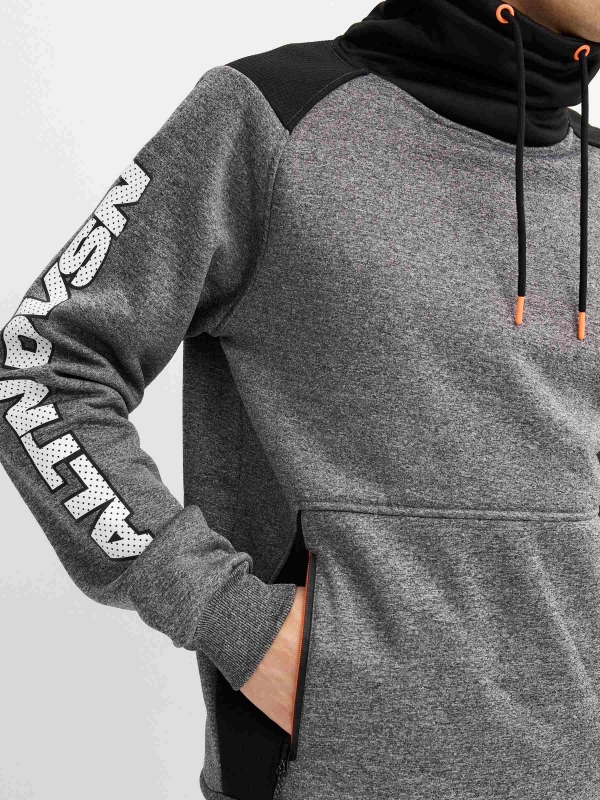 Sweatshirt com texto e gola alta cinza vista detalhe