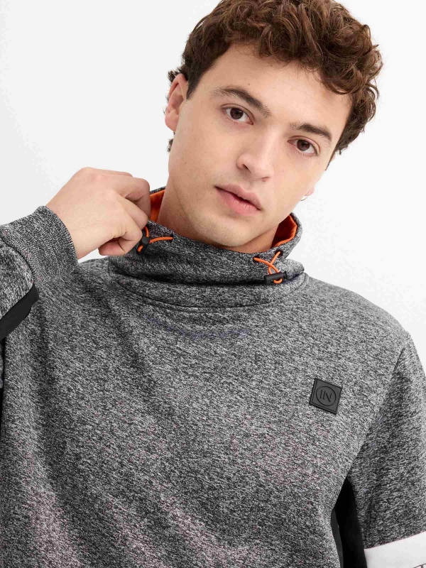 Sudadera cuello fluido gris vista detalle