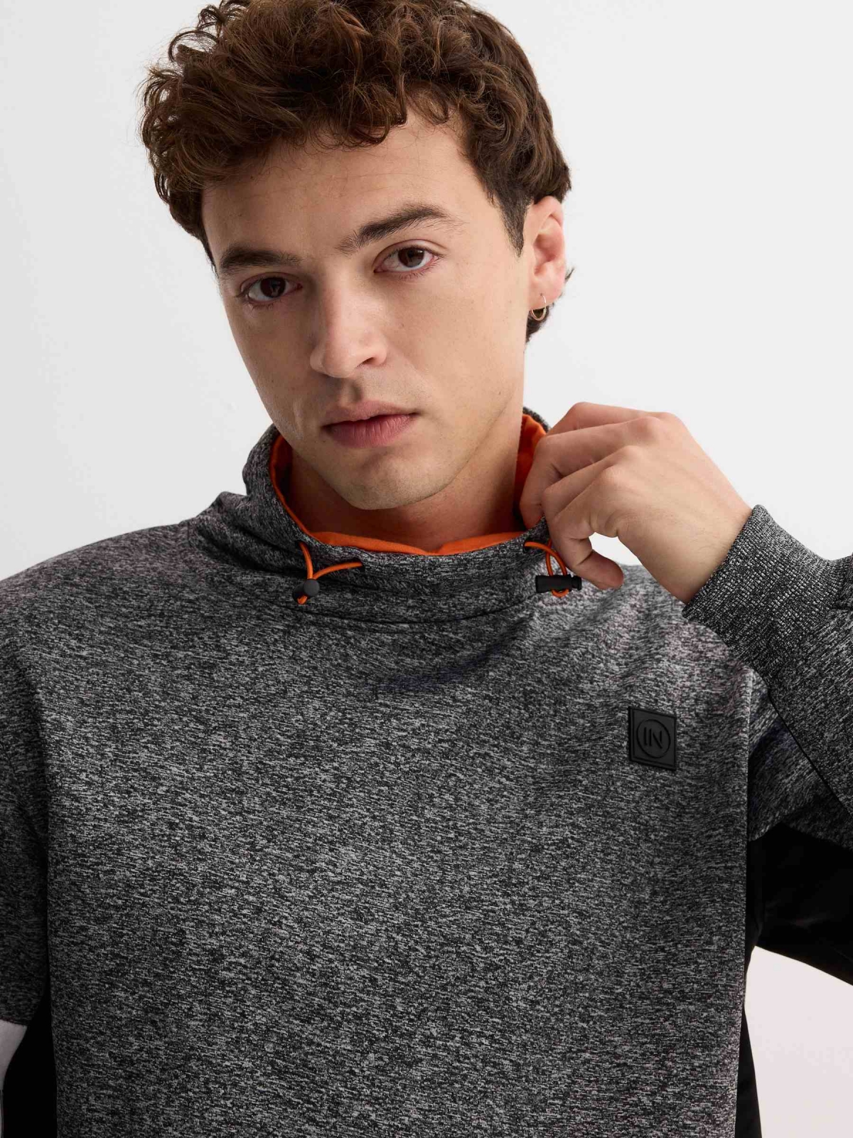 Sudadera cuello fluido gris vista detalle