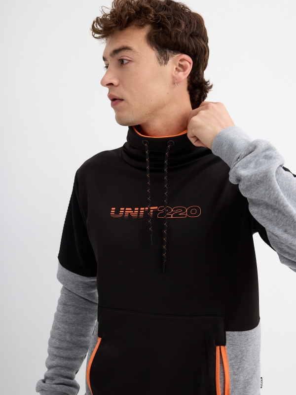 Sudadera Unit220 negro vista detalle