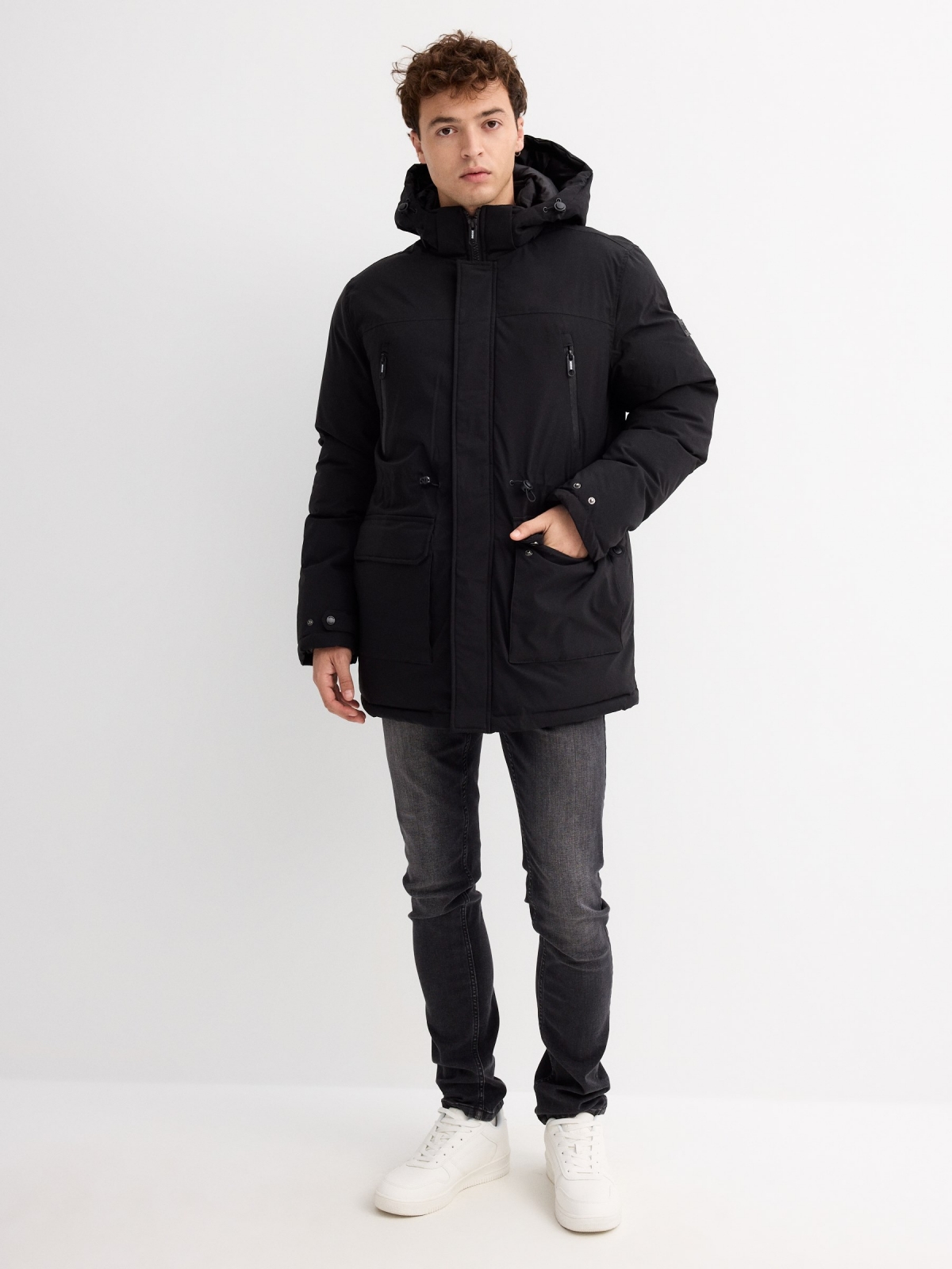 Parka com capuz preto vista geral frontal