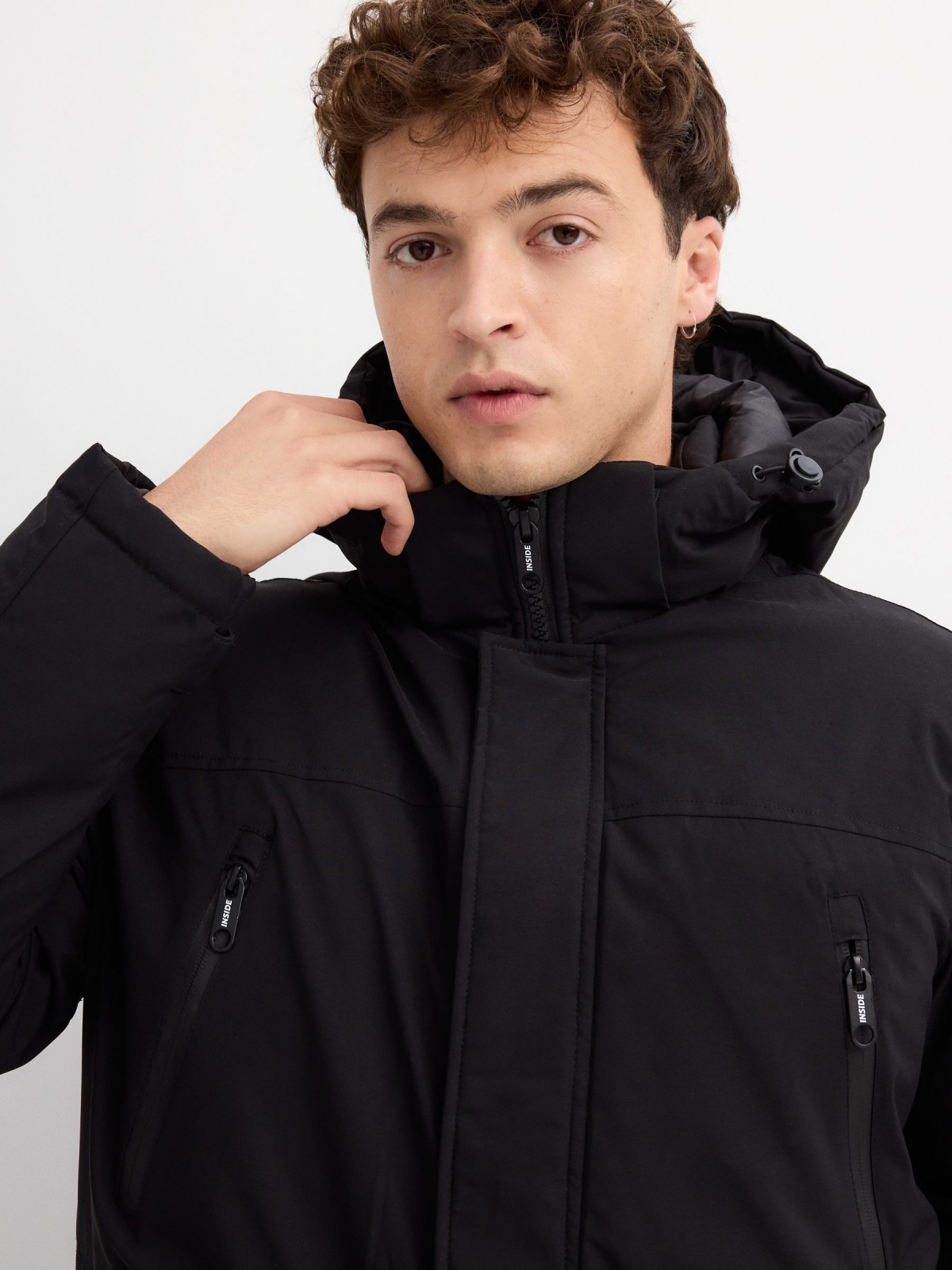 Parka com capuz preto vista detalhe