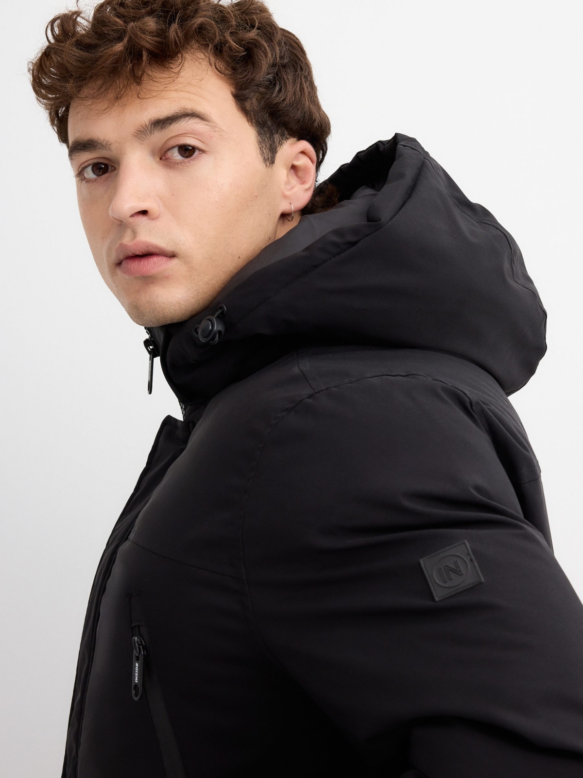 Parka com capuz preto vista detalhe