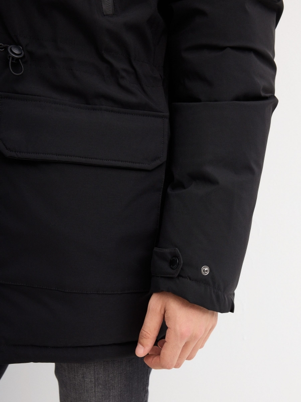 Parka com capuz preto vista detalhe