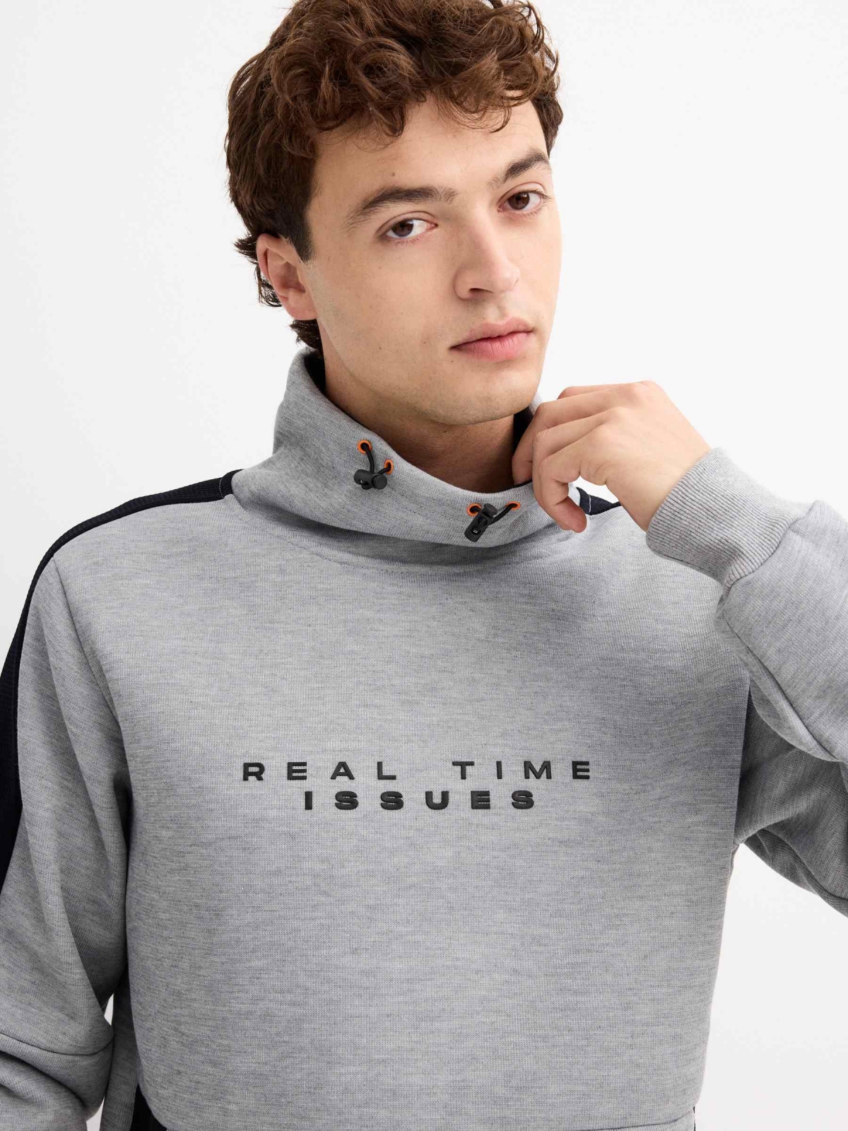 Sudadera cuello fluido Real Time gris vista detalle