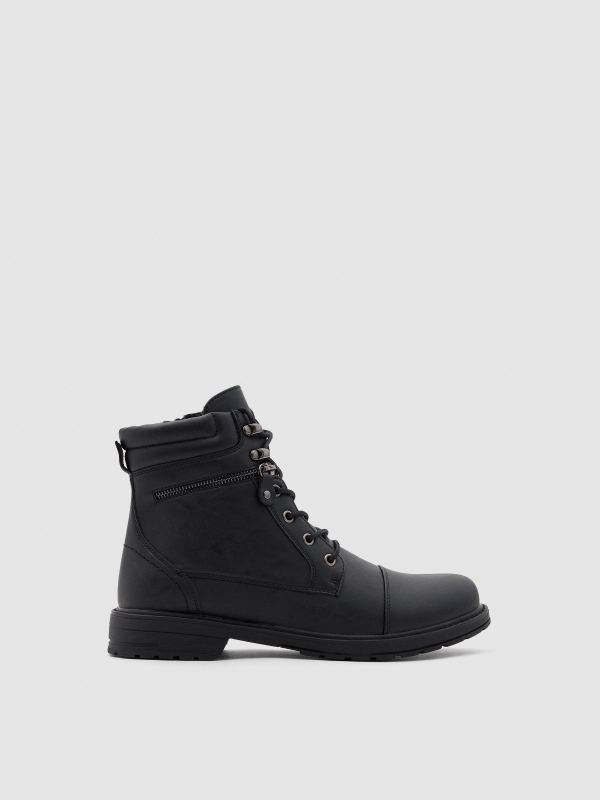 Bota militar preta com fecho preto vista perfil