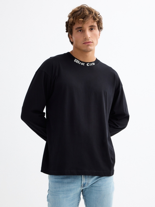 Long sleeve black t-shirt with graphic preto vista meia frontal