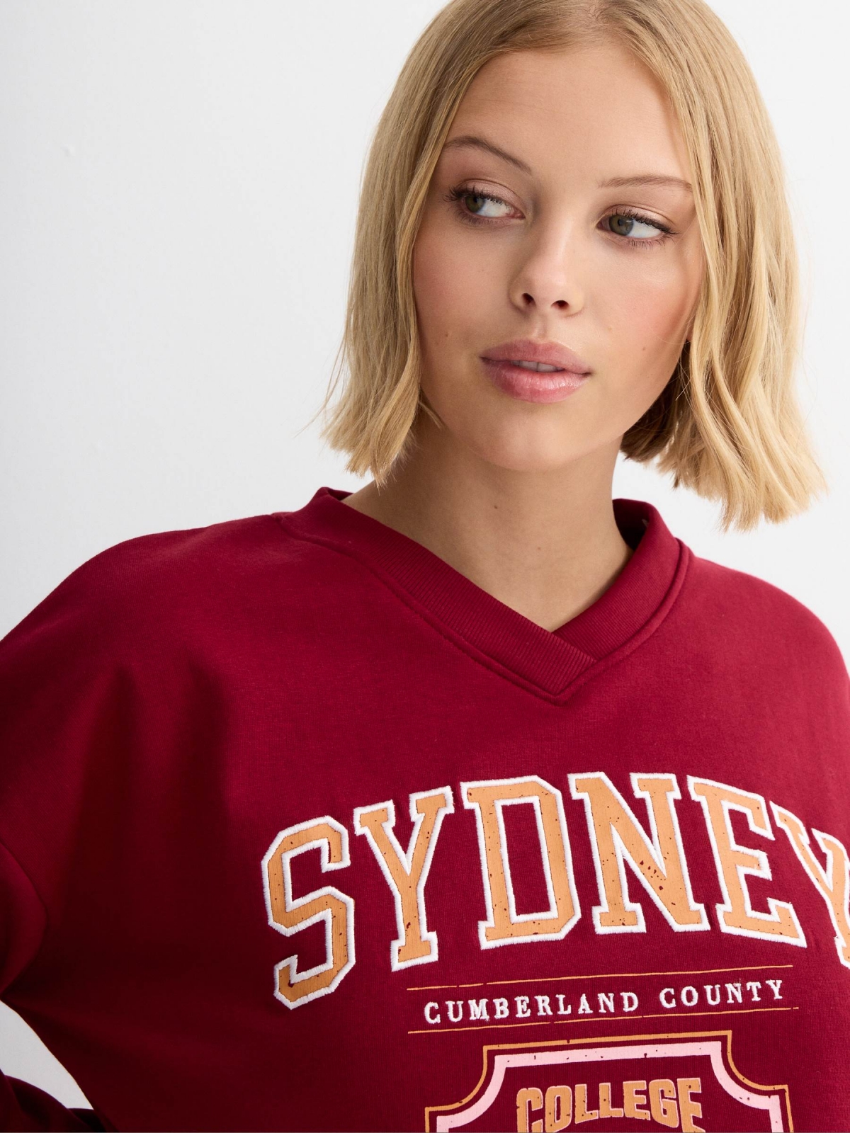 Sudadera oversized Sydney granate vista detalle