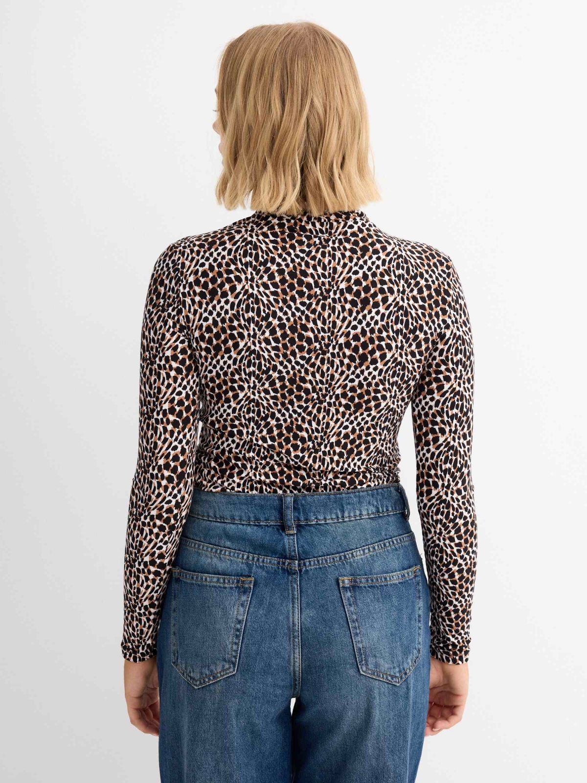 Camiseta slim animal print perkins negro vista media trasera