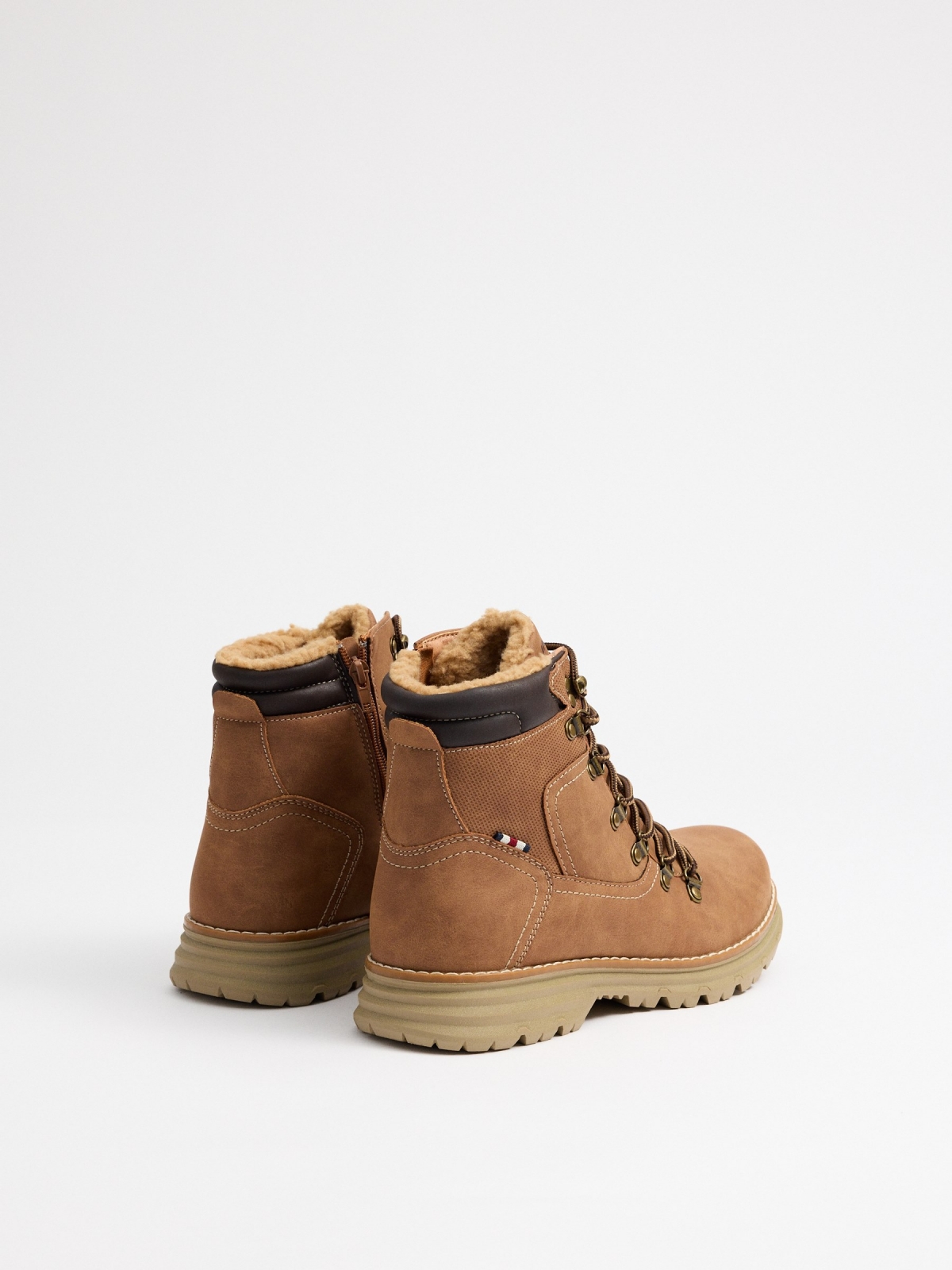 Brown sheepskin mountaineering boot beige 45º back view