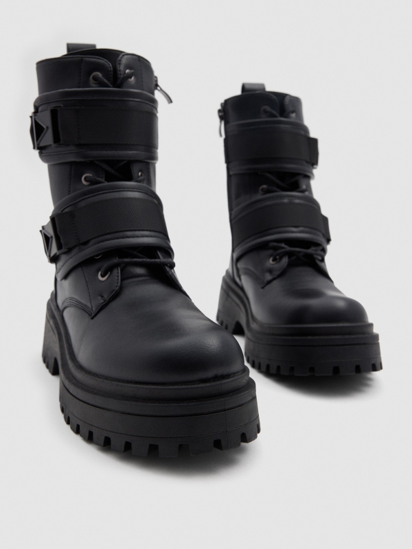 Bota militar preta com fivelas preto vista detalhe