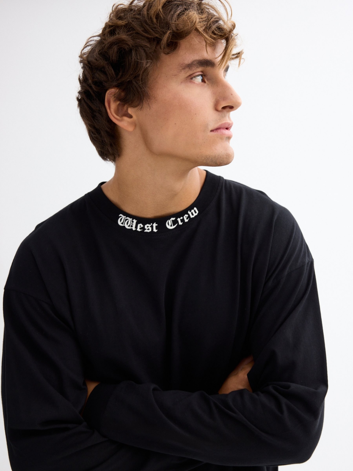 Long sleeve black t-shirt with graphic preto vista detalhe