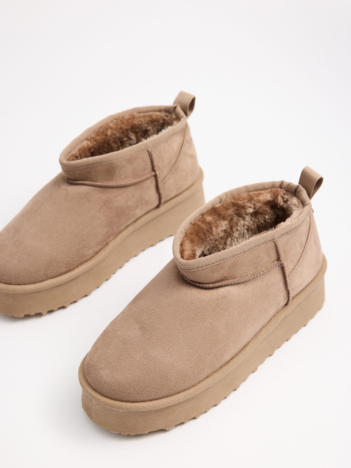 Low ankle boots with brown fur lining sand detail view