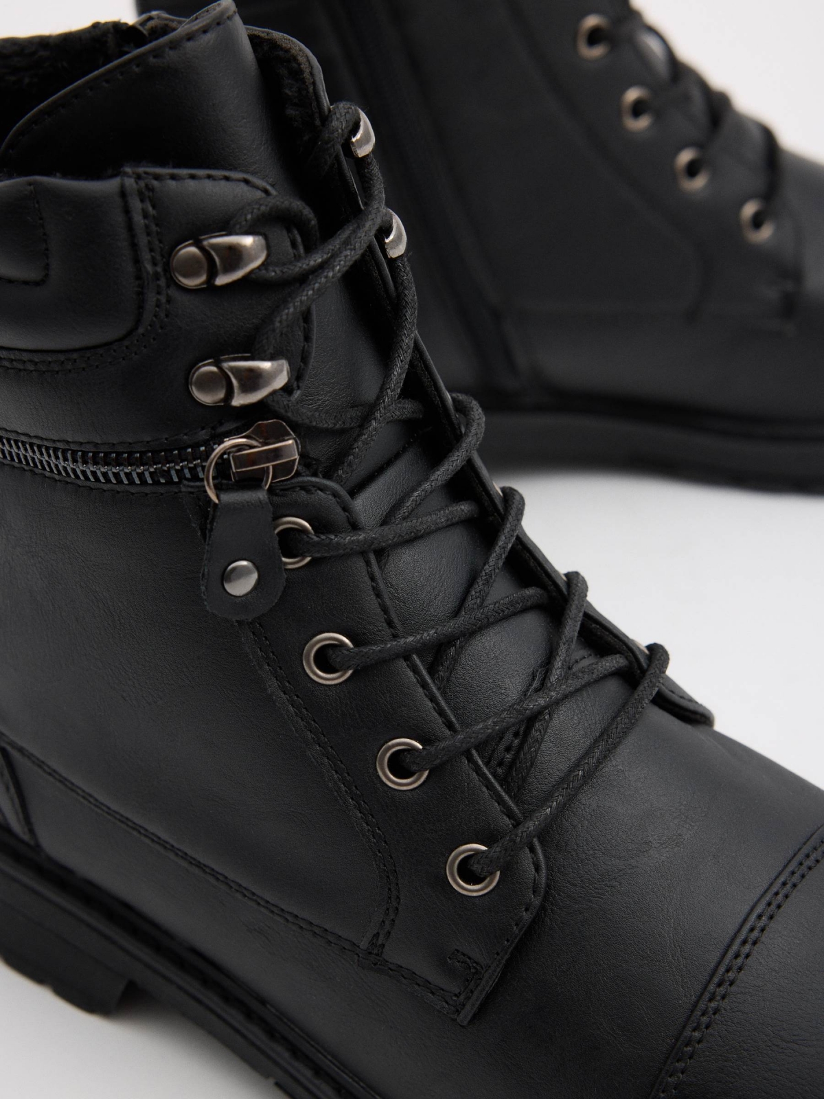 Bota militar preta com fecho preto vista detalhe