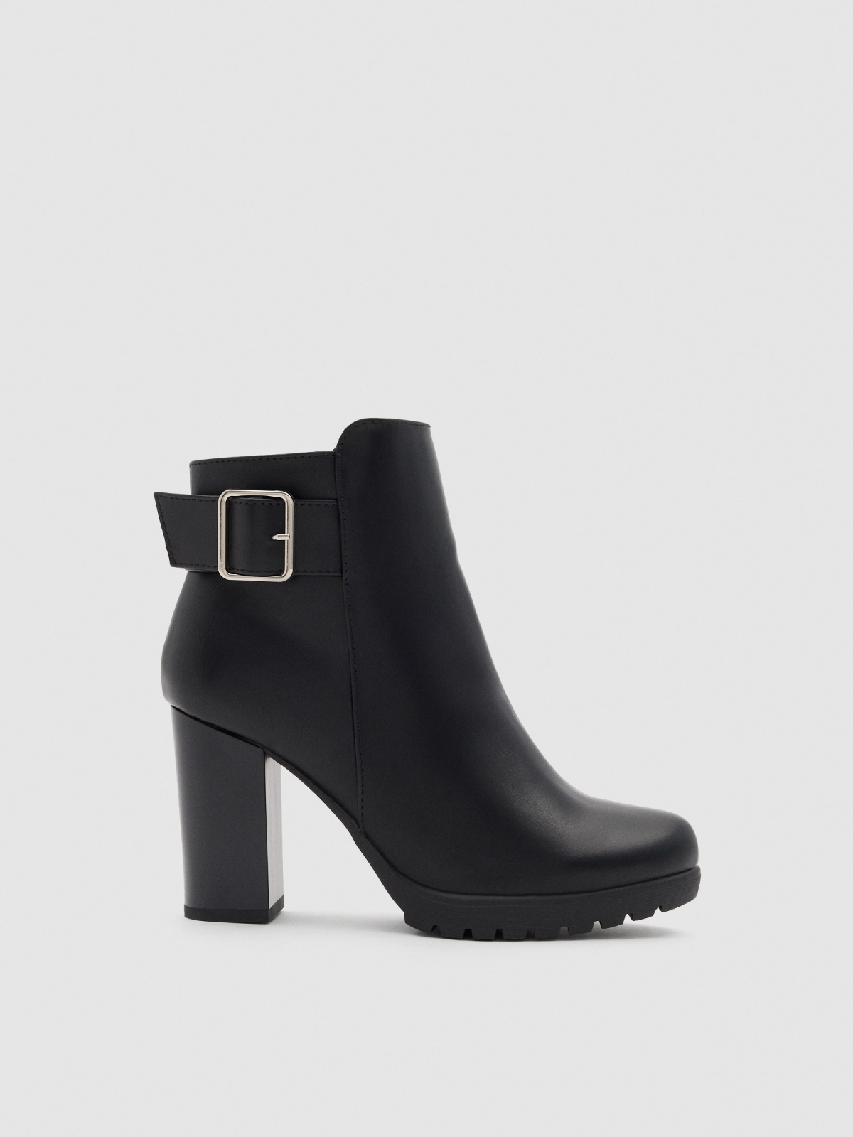 Wide-heeled boots with buckle black profile view