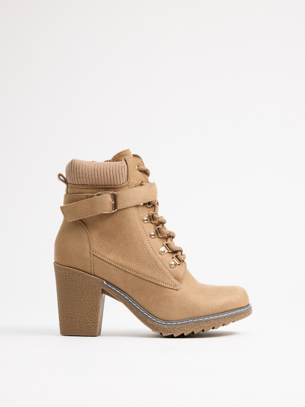 Botas marrons com salto bege vista perfil