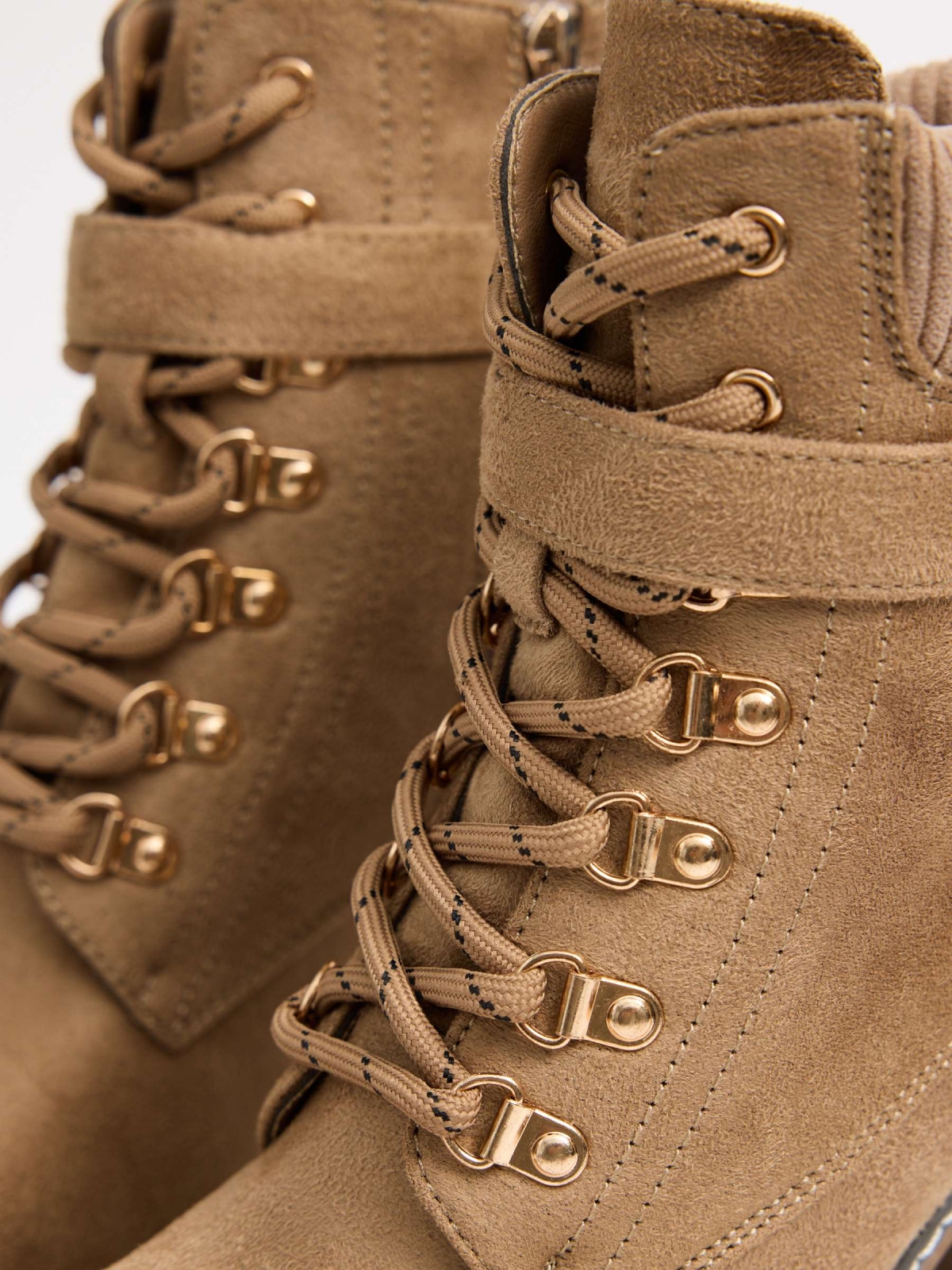 Botas marrons com salto bege vista detalhe