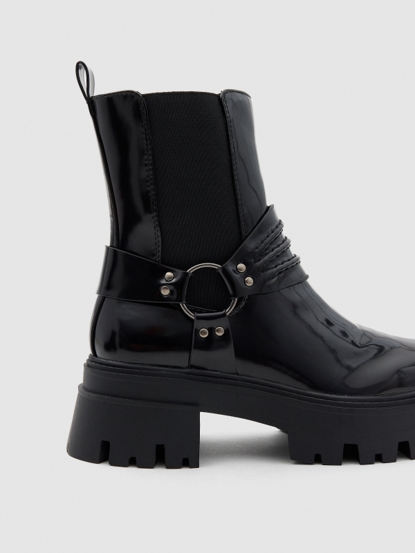 Botas de verniz com tiras preto vista detalhe