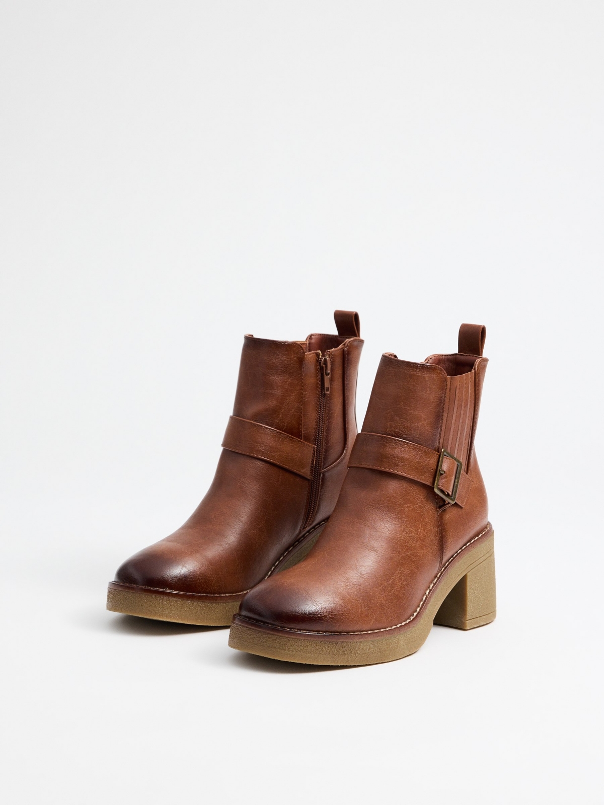 Botas marrons com tira marrom vista frontal 45º