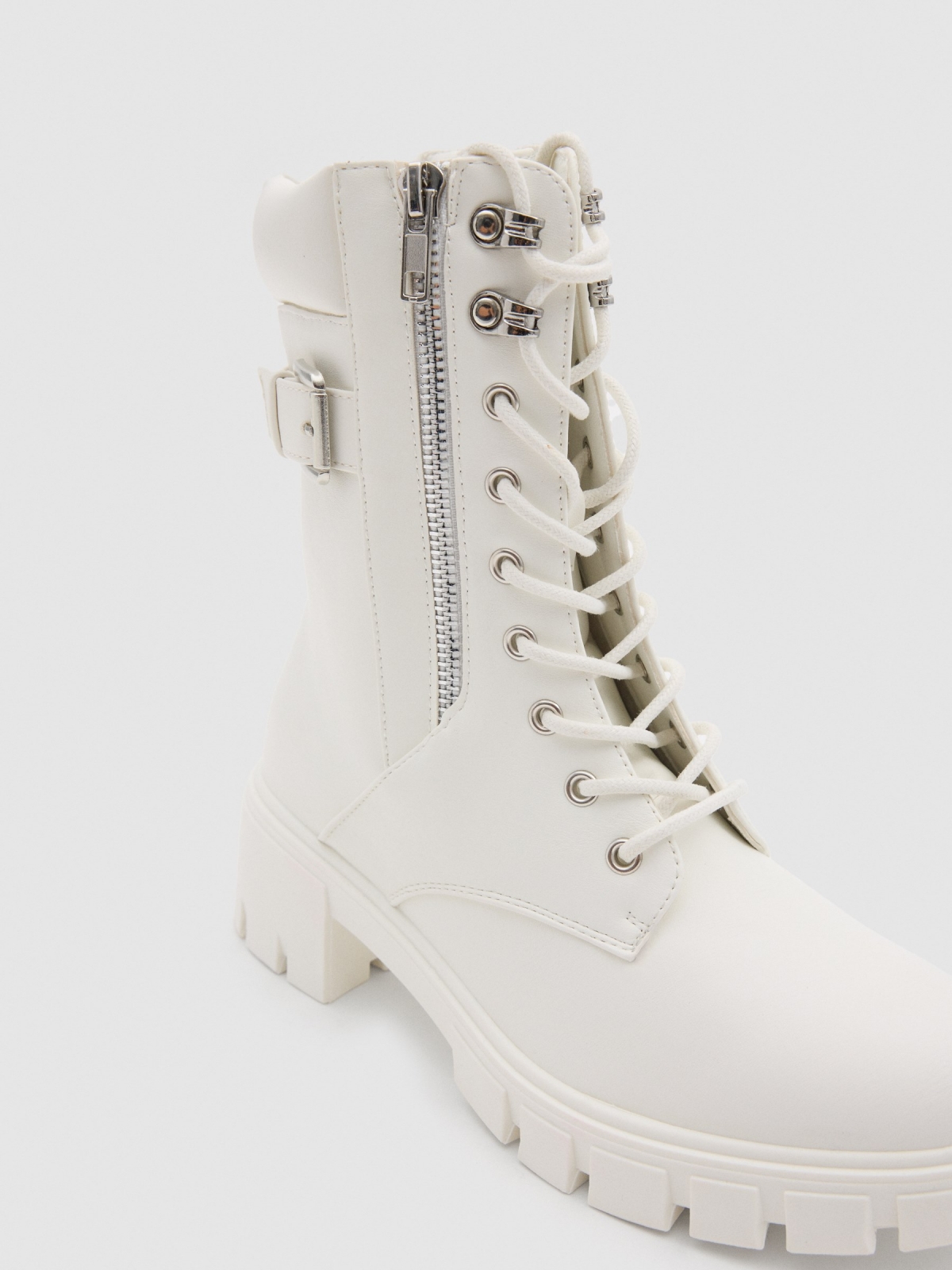 Bota militar branca branco vista detalhe