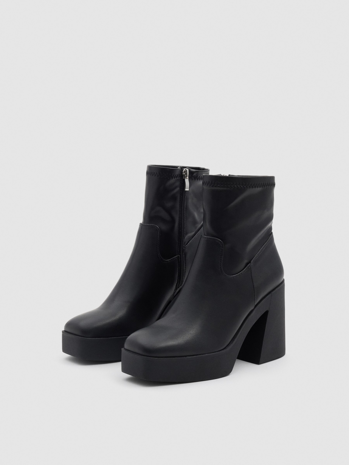 Square heel boot black 45º front view