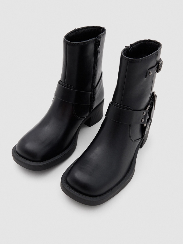 Botas com tiras e salto preto vista detalhe