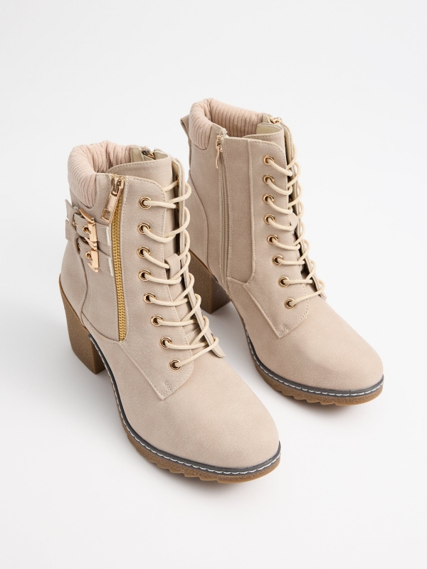 Botas bege com salto bege vista detalhe