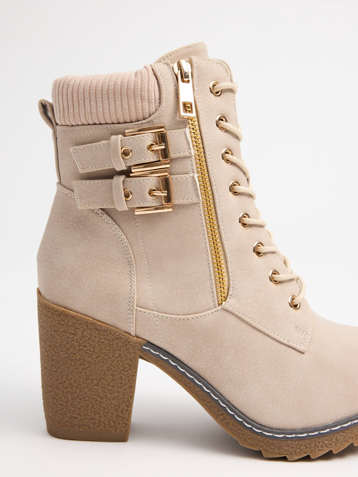 Botas bege com salto bege vista detalhe