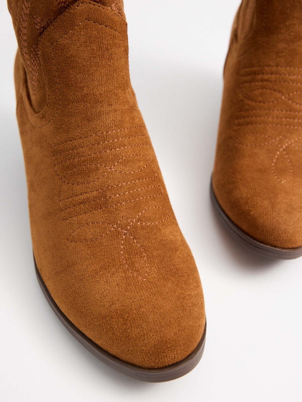 Botas de cowboy marrons marrom vista detalhe