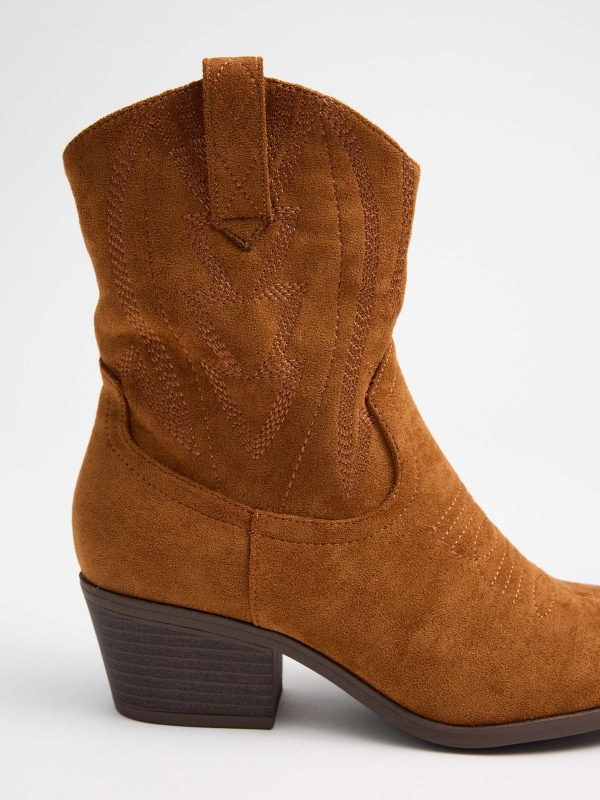 Botas de cowboy marrons marrom vista detalhe