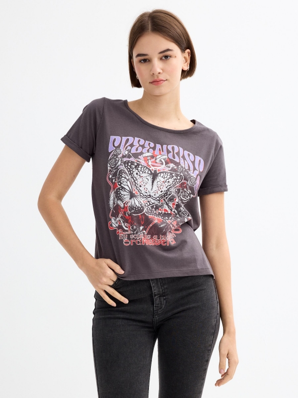 Camiseta de manga curta estampada cinza escuro vista meia frontal